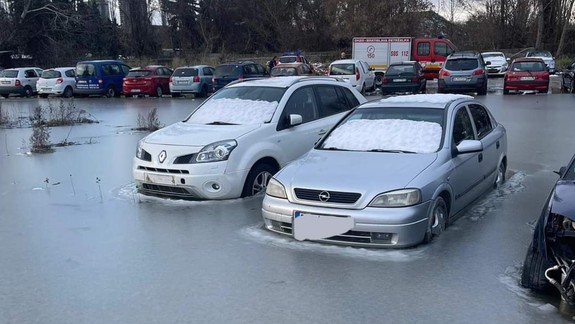 Záchytné parkovisko v Petržalke zaliala voda