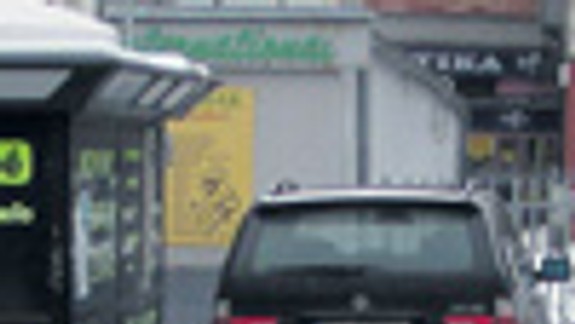 Parkuje na Poštovej, povolenie má len na zastavenie