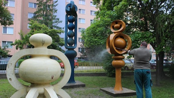 Dúbravka pokračuje v čistení sôch na svojom území