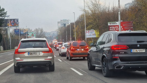 Premávku v Bratislave obmedzujú v pondelok ráno kolóny
