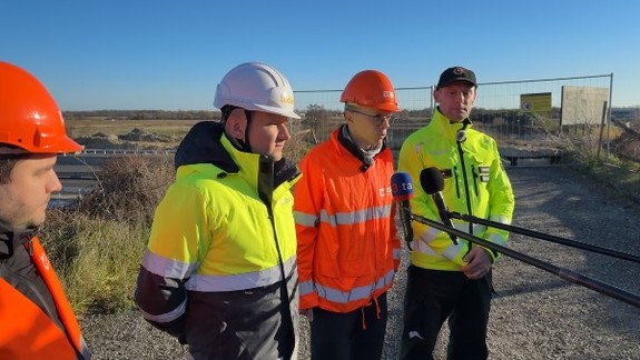 Práce na diaľnici D1 za Zlatými pieskami ráno skomplikovalo počasie, už pokračujú