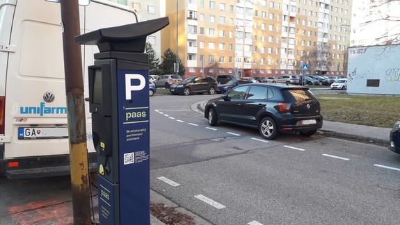 Nedajte sa okradnúť, na parkomatoch PAAS sa objavili falošné QR kódy