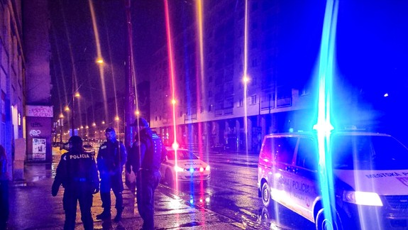 O štvrtej ráno prerazil ramenom sklenené dvere do predajne. O pár sekúnd bol už v rukách mestských policajtov