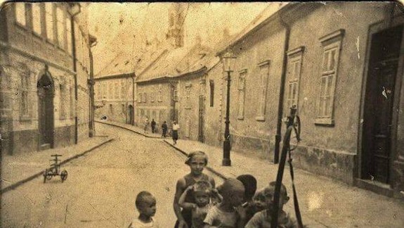 FOTO: Spoznávate ulicu, na ktorej vznikla táto starodávna fotografia?