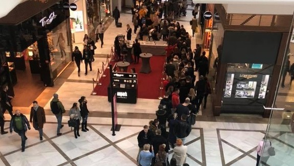 FOTO: Kedysi sa stálo na banány a mandarínky a dnes v Auparku vznikol takýto rad na "jablká"