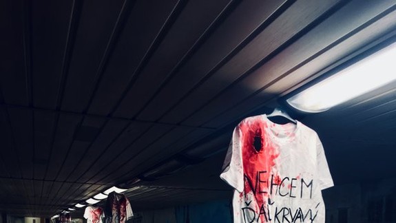 FOTO: Krvavé tričká rozmiestnené po Bratislave: Aký odkaz chcel odovzdať autor myšlienky?