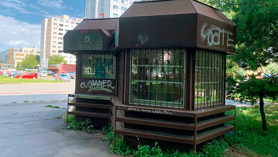 Konečne! Roky chátrajúci stánok na zastávke Bulíkova v Petržalke odstránili