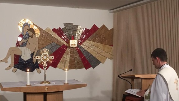 Kňaz M. Kramara strávi Vianoce v kruhu veriacich - stromček si doma nezdobí