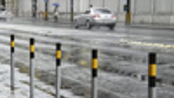 Na chodníkoch v centre pribúdajú nové zábrany