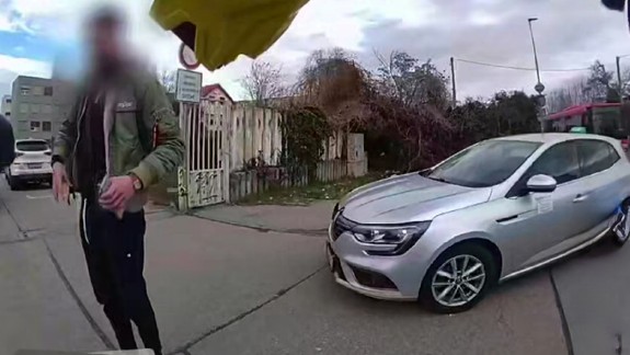 Agresívny Alejandro v autobuse MHD: Na cestujúceho vytiahol veľký nôž, zasiahli proti nemu policajti