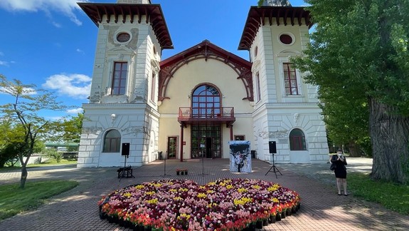 VIDEO: Srdce z 12-tisíc kvetov pred Divadlom Aréna má pripomínať počet obetí korony na Slovensku