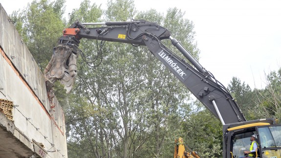 FOTO a VIDEO Na Rázsochách odštartovali búracie práce