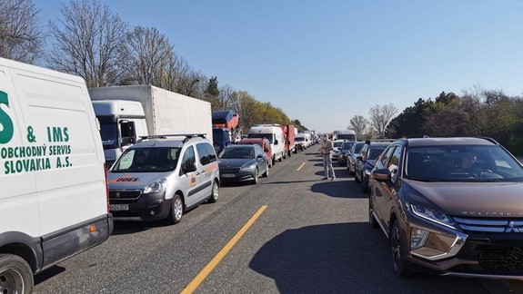 Nehoda: Na diaľničnom vjazde do Bratislavy v smere z Trnavy vzniklo zdržanie vyše 40 minút