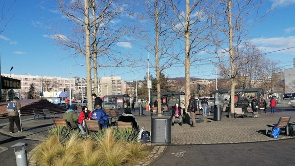 Okoloidúci ho obchádzajú oblúkom: Nové posedenie pod platanmi na Trnavskom mýte obsadili asociáli