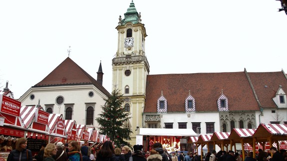 Vianočné trhy: Niektoré stánky už sú otvorené. Za koľko si dáte víno či cigánsku?