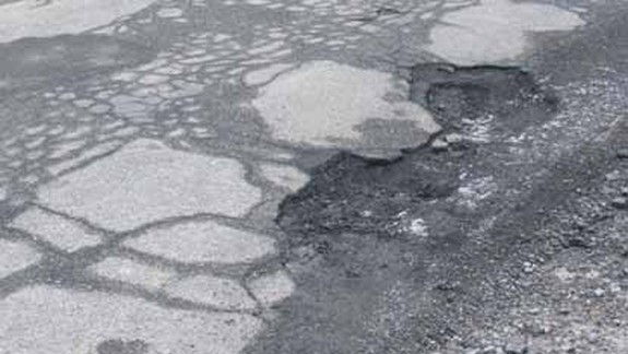 VIDEO: Cestári mali zaplátať dieru na ceste a takto to dopadlo...