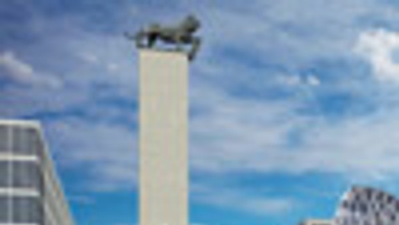 Sochu Štefánika na Pribinovej doplní socha leva