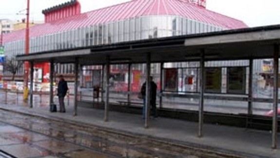 Na Trnavskom mýte sú zastávky len pre silné nátury