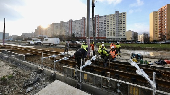 Magistrát nevie garantovať konkrétny termín dokončenia električky v Petržalke