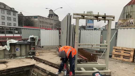 FOTO: V podchode na Trnavskom mýte začali budovať prvú výťahovú šachtu