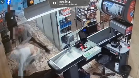 Násilie zachytili kamery: Zlodej v obchode bil esbeeskára päsťami, ten padol hlavou na radiátor
