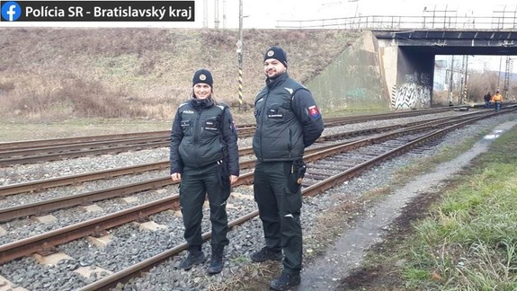 V ruke mal nôž a chcel skočiť pod vlak.  Títo dvaja policajti zachraňovali muža, ktorý bol totálne na dne