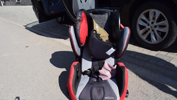 Dvojročné dievčatko aj so sedačkou vypadlo z idúceho auta a skončilo v bratislavskej nemocnici!