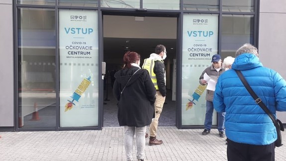 Župa zvyšuje kapacitu veľkokapacitného centra. Na štadióne sa očkuje od štvrtka do pondelka