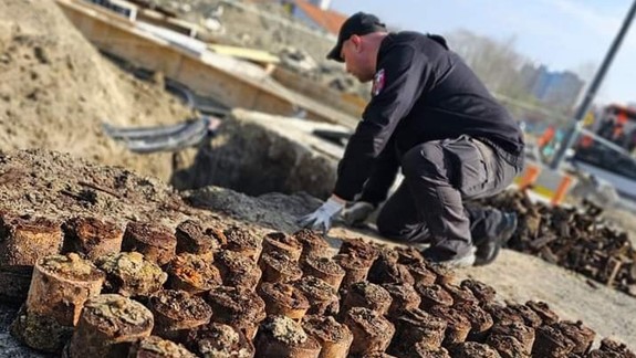 Polícia pokračuje vo vykopávaní mín v Petržalke, našla ďalších 100