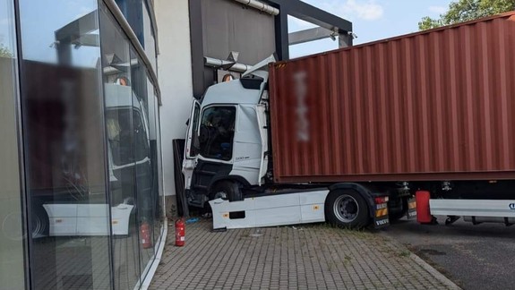 Ranná nehoda v Bratislave: Kamión vyšiel z križovatky na chodník a narazil do budovy