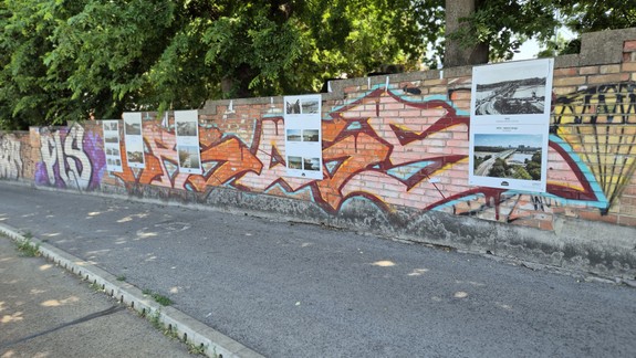Smutné: Výstavu historických fotografií na múriku pri Umelke zničili vandali