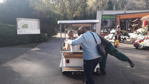 Cintoríny budú až do 8. novembra otvorené dlhšie - kde všade sa môžete odviezť ku hrobom elektromobilom?