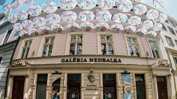 FOTO: Galéria Nedbalka otvorila už po tretíkrát v centre mesta Dáždnikovú ulicu