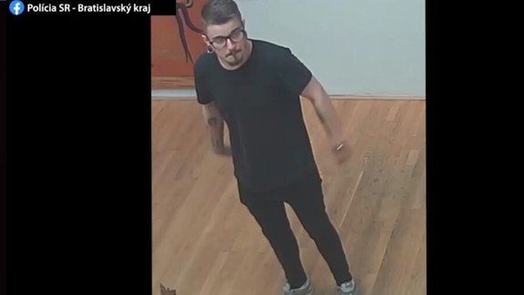 VIDEO: Netušíte, kto je tento mladík v čiernom tričku? Po jeho návšteve SNG zmizol vzácny artefakt za 5-tisíc eur...