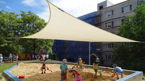 Aj v Karlovej Vsi pomáhajú zvládať horúčavy tieniace plachty