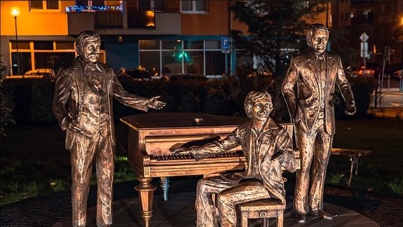 FOTO: Novou atrakciou petržalského sídliska je súsošie troch komikov - viete, v čom je jedinečné?