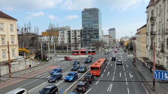 Svoju obeť zvalil na zem a mlátil päsťami: Lupič zo Šancovej skončil v rukách polície