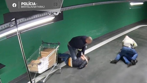 Prichytení priamo pri čine! Predstavu o podvodne získanej elektronike prekazili policajti