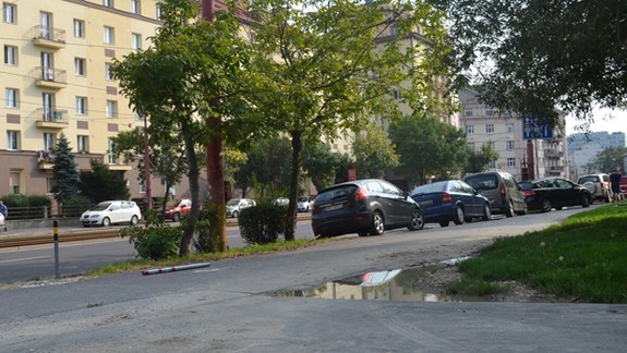 Zabrániť parkovaniu na chodníku na Račianskej ulici sa stále nepodarilo