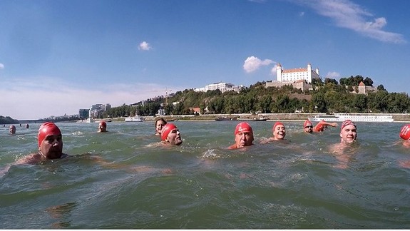 Hromadné plávanie cez Dunaj: V nedeľu prejde cez rieku 500 odvážlivcov