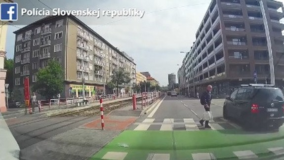 VIDEO: Chýbal len krok a chodca by zrazilo auto priamo na priechode!