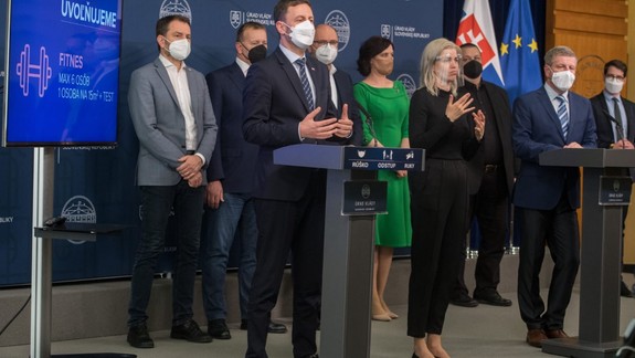 Vláda: Núdzový stav sa predĺži o 30 dní, zákaz vychádzania bude po 21.00 h