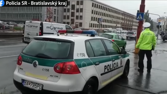 Daždivé počasie zvýšilo počet nehôd v Bratislave: Polícia apeluje na vodičov, aby jazdili opatrne
