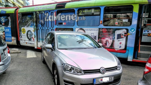 FOTO: Takto bezohľadný vodič svojím autom zablokoval električky, ktoré odbočujú z Krížnej ulice na Vazovovu...