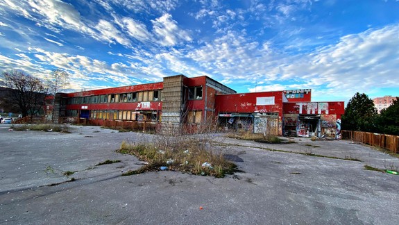 FOTO a VIDEO: Stačí jeden pohľad dnu a pochopíte, prečo je toto najväčšia hanba súčasnej Dúbravky...