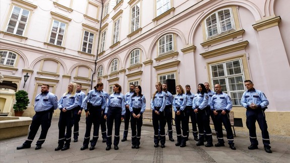 Rady mestskej polície posilnilo 16 nových mestských policajtov