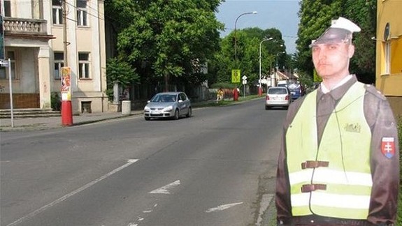 Na makety policajtov si v Lamači trúfajú – buď ich poškodzujú alebo kradnú! 