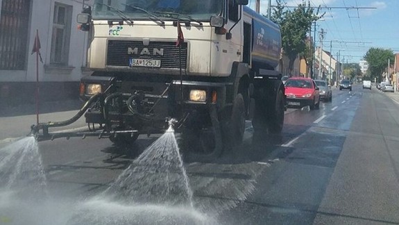 Zisťovali sme: Polievajú počas horúčav rozpálené cesty?