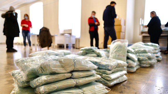 Magistrát začal distribuovať prvé rúška