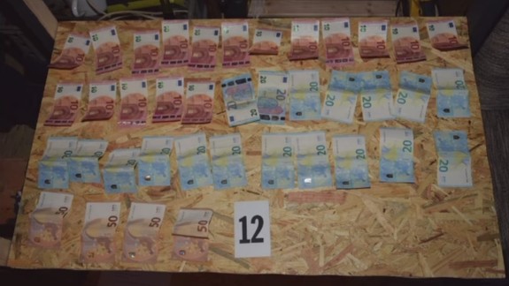 Drogy predávali v záhradnej chatke, hrozí im 15 rokov väzenia